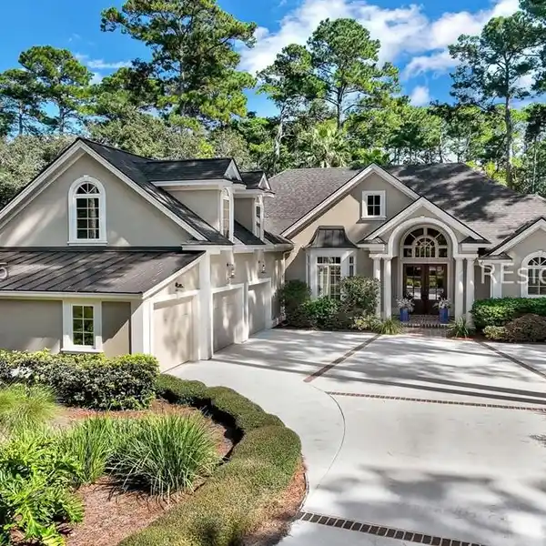 CUSTOM BEAUTY OVERLOOKING GOLF COURSE