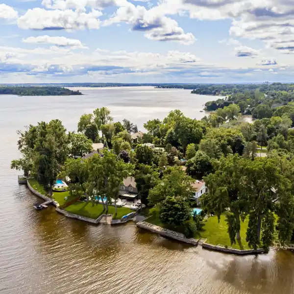 ELEGANT EXECUTIVE COTTAGE IN PRESTIGIOUS THOMPSON POINT