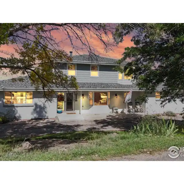 MODERN FARMHOUSE WITH EXPANSIVE MOUNTAIN VIEWS