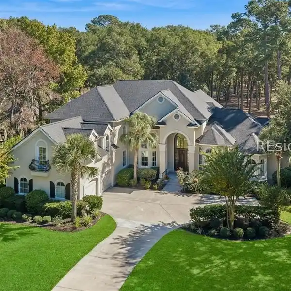 LUXURY LIVING WITH PANORAMIC GOLF COURSE VIEWS