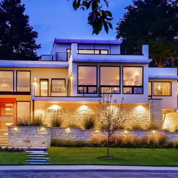 SUSTAINABLE ELEGANCE: A HILLSIDE HAVEN OF INNOVATION, LUXURY, AND ARCHITECTURAL HARMONY