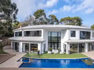 Panoramic Views with Resort-style Outdoor Living
