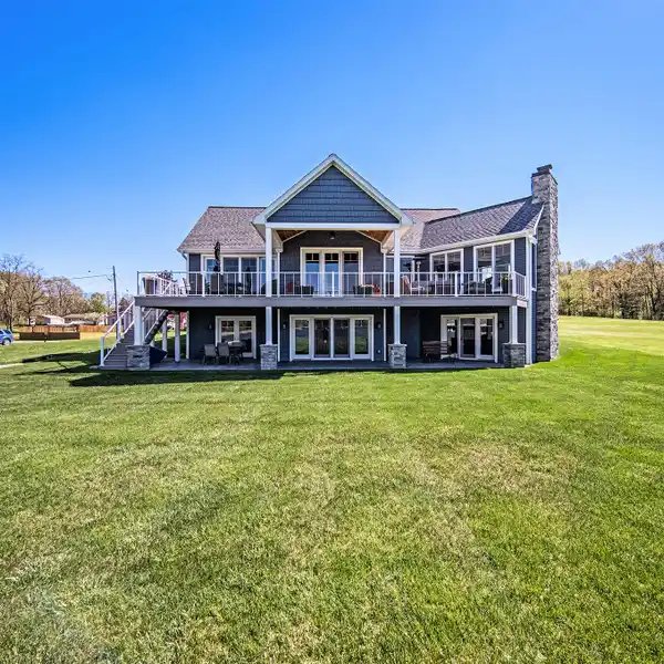 STUNNING LUXURY LAKE HOUSE