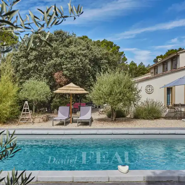 ELEGANT SINGLE-LEVEL HOME IN LEAFY SURROUNDINGS