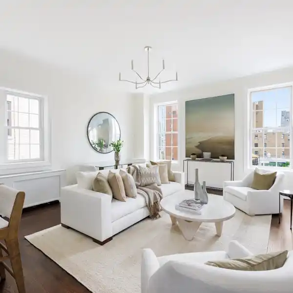 NEWLY RENOVATED HIGH-FLOOR CORNER APARTMENT