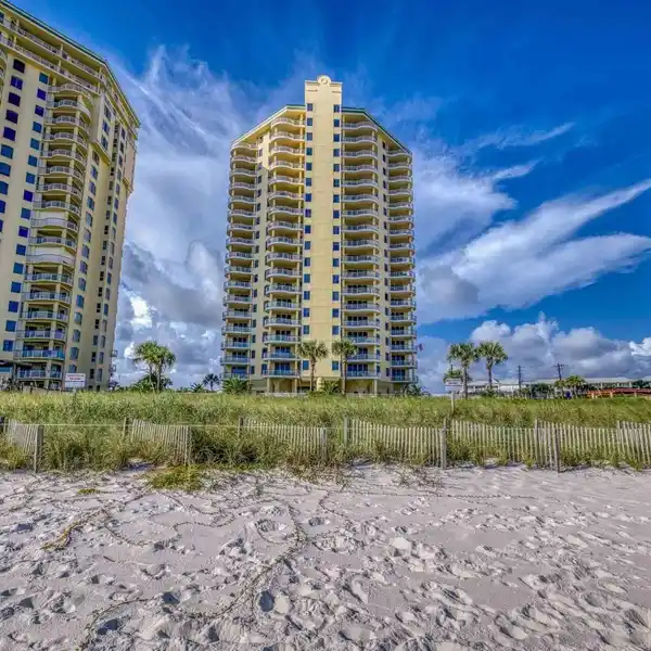 SPACIOUS PENTHOUSE WITH JETTED TUB ENSUITE