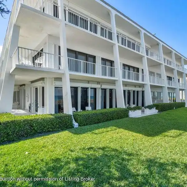 CLASSIC APARTMENT WITH STUNNING OCEAN VISTAS
