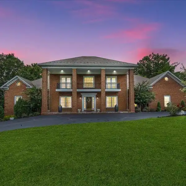 STUNNING SIX BEDROOM ESTATE IN PRIME LOCATION