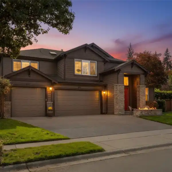 MODERN GREENLEAF HAVEN WITH RESORT-INSPIRED OUTDOOR LIVING