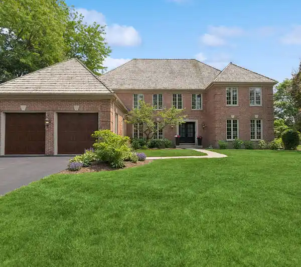 ELEGANT GEORGIAN HOME WITH SWEEPING POND VIEWS