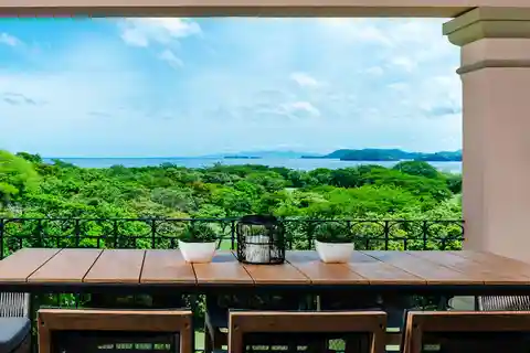 Jobo 9: Fully Remodeled and Professionally Decorated Ocean-view Penthouse