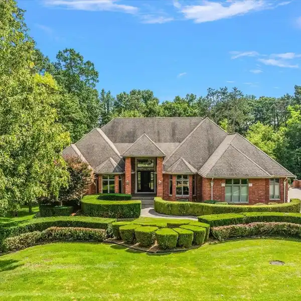 CUSTOM CRAFTSMANSHIP MEETS PEACEFUL WOODLAND SETTING