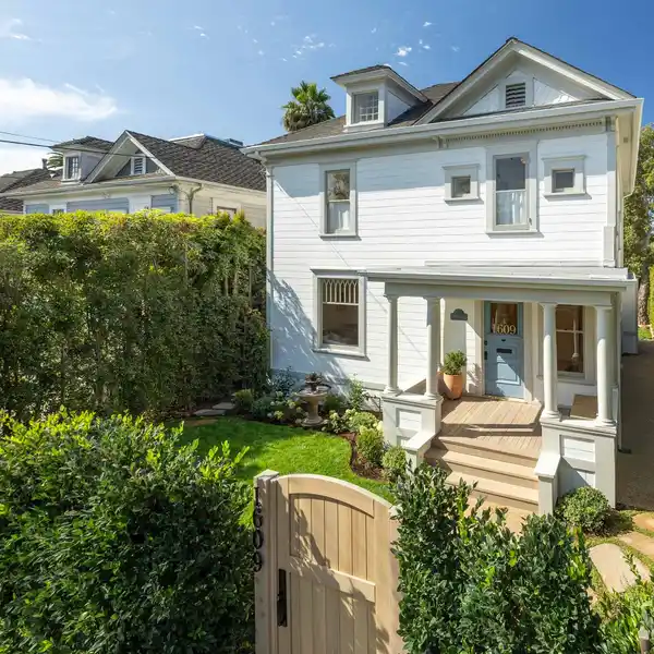 ELEGANT QUEEN ANNE CLASSIC VICTORIAN