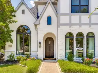 Exquisite Updates in Prime Dallas Location