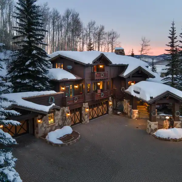 ICONIC HOME IN THE PRESTIGIOUS NEIGHBORHOOD OF STRAWBERRY PARK