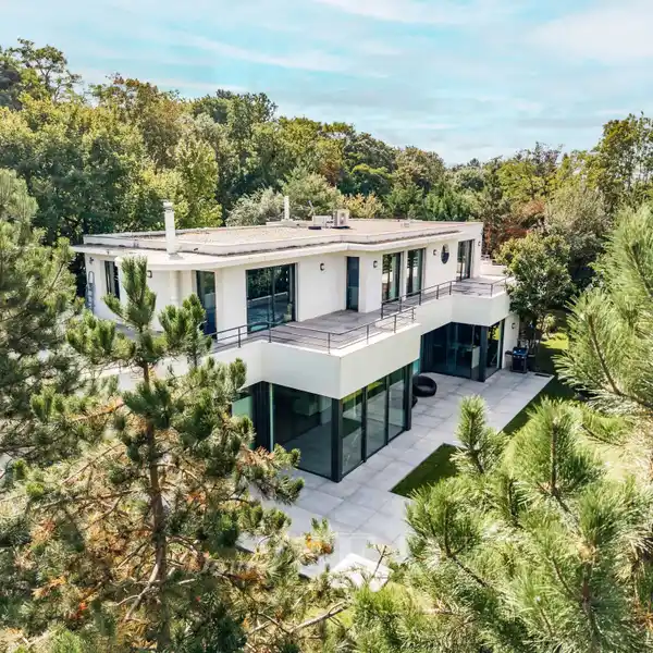 BRIGHT AND BEAUTIFUL HOME WITH SELF-CONTAINED APARTMENT