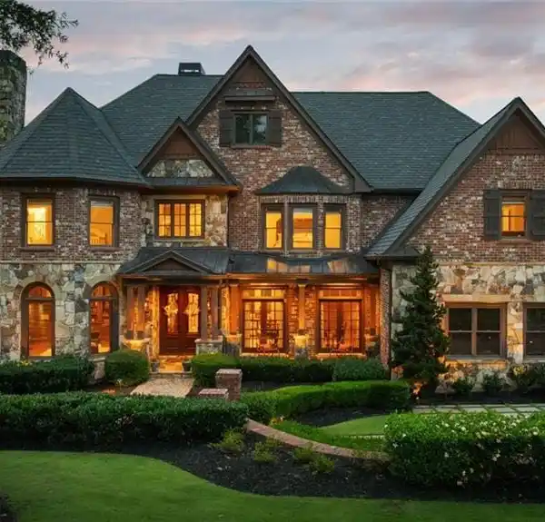 DISTINGUISHED RESIDENCE IN PRESTIGIOUS CREEKSTONE ESTATES