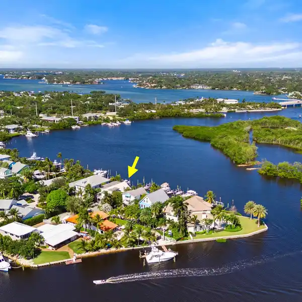 THE ULTIMATE IN LUXURY WATERFRONT LIVING