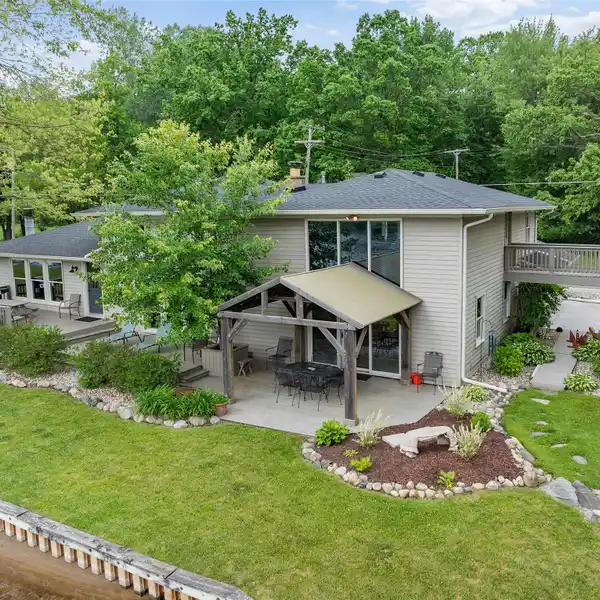 STUNNING LAKEFRONT HOME ON STRAWBERRY LAKE