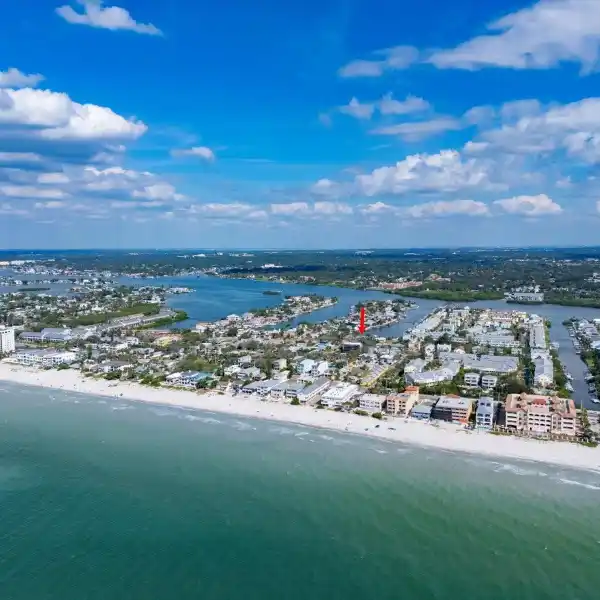 VAULTED CEILINGS AND LUXURY FURNISHINGS THROUGHOUT UNITS