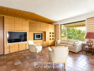 Atypical Beauty with Pool