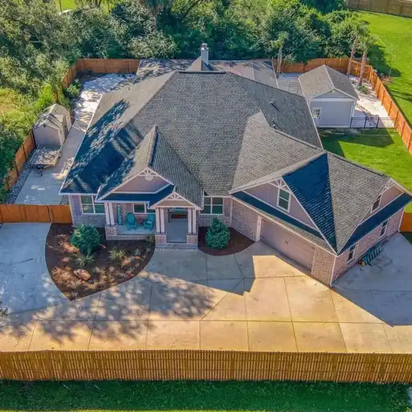 PRIVATE ESTATE WITH GUNITE POOL & PAVILION