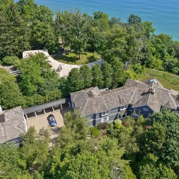 COASTAL-INSPIRED LUXURY ESTATE ON LAKE MICHIGAN