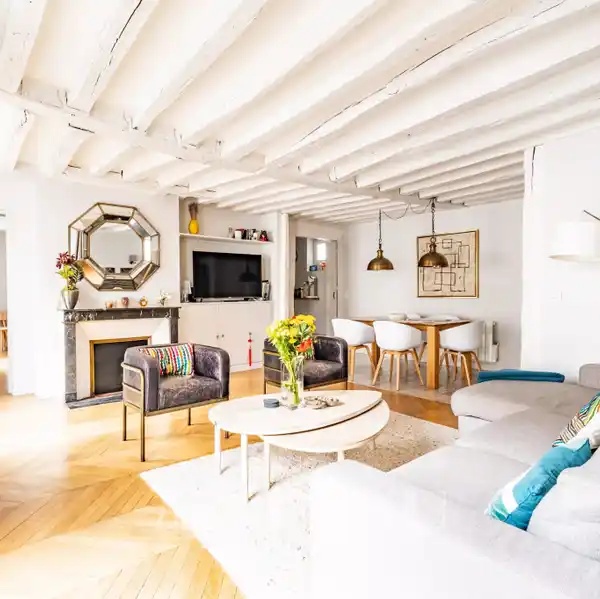 CHARMING 18TH-CENTURY APARTMENT WITH COURTYARD SERENITY