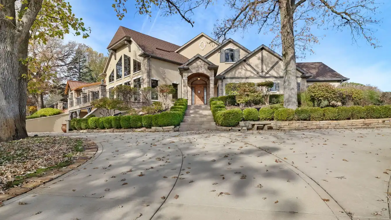A Magnificent Blend of Luxury and Comfort