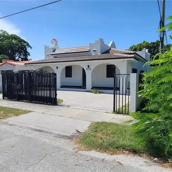 MODERN COMFORT IN A CLASSIC DUPLEX DESIGN
