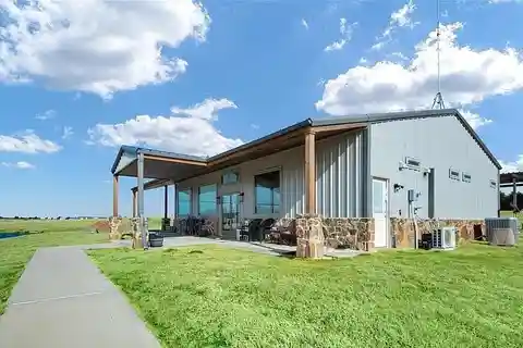 16-acre Oasis in Horse Country