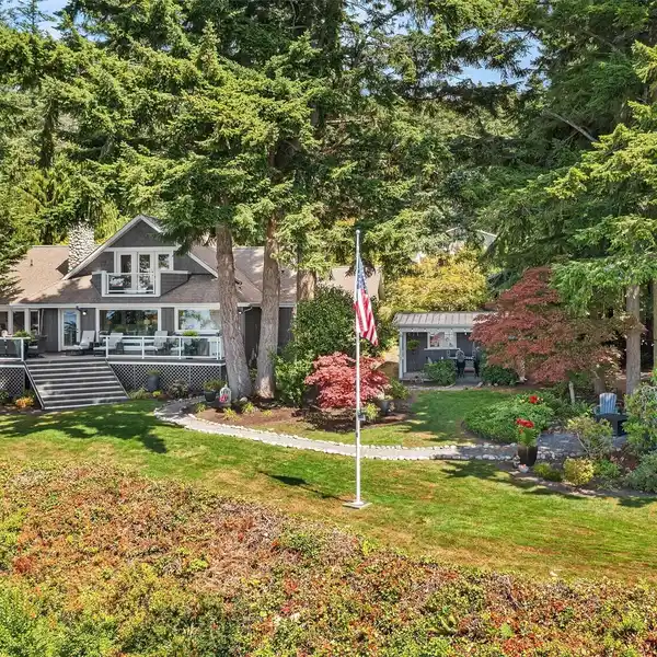 SPECIAL HOME IN A LUSH SETTING