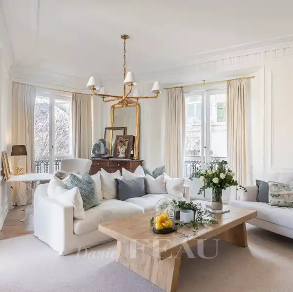 COMPLETELY RENOVATED FULL-FLOOR APARTMENT