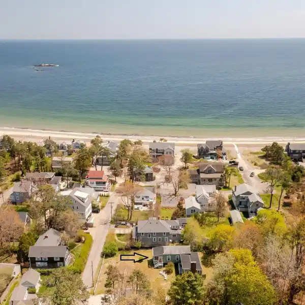 RARE PROPERTY IN EXCLUSIVE PROUT'S NECK