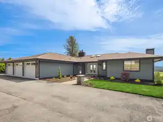 Beautifully Remodeled Daylight Rambler