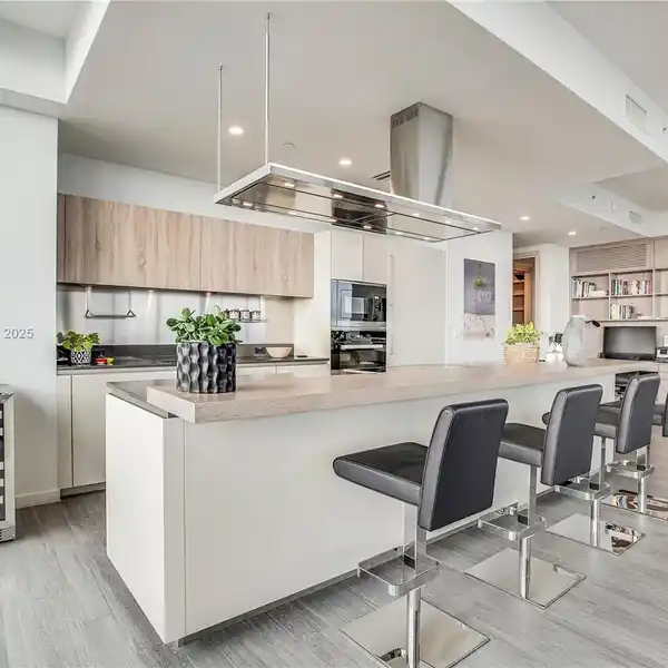 HIGH-END CORNER PENTHOUSE IN A SPECTACULAR LUXURY TOWER