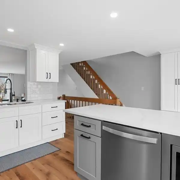 STUNNING TOWNHOME IN DESIRABLE RIVER'S EDGE
