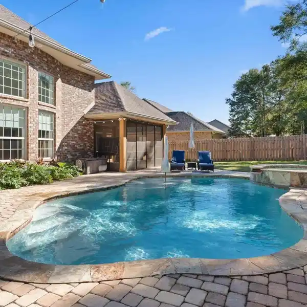 DESIGNER UPDATED ESTATE ON THE NATURE TRAIL CONSERVANCY GREENBELT