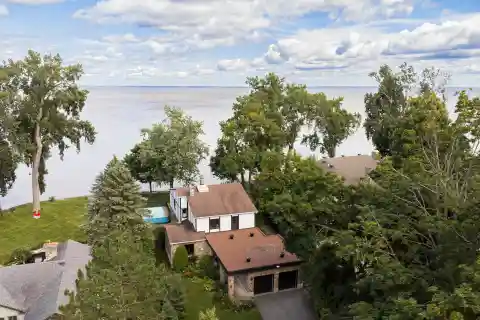 Prestigious Waterfront Property on Thompson Point