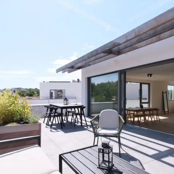 SUNLIT MODERNIST PENTHOUSE WITH EXPANSIVE TERRACE