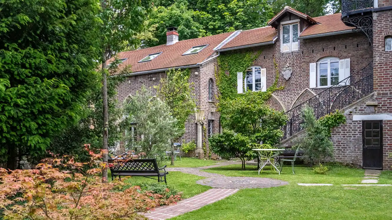 Magnificent Completely Renovated 1830 Farmhouse