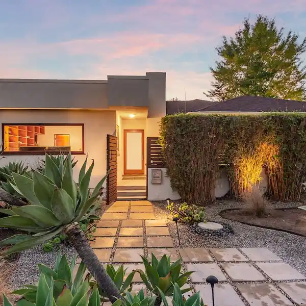 CONTEMPORARY WESTCHESTER RETREAT WITH MODERN INDOOR-OUTDOOR FLOW