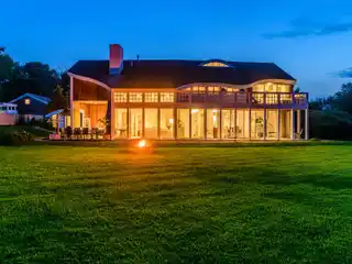 The Wave - a Beautiful Home in the Heart of Southampton Village