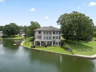 Stunning Lakefront Home in Lakeland