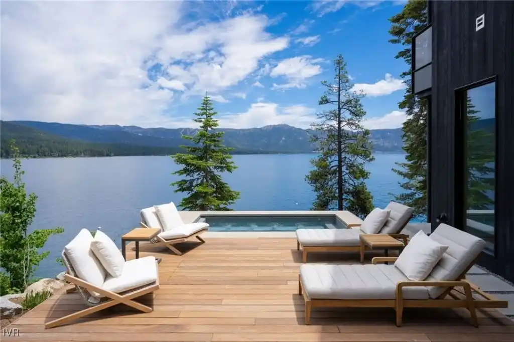 Exceptional New Lakefront Residence