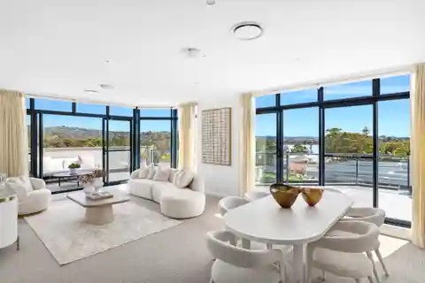 Oversized Top-Floor Apartment