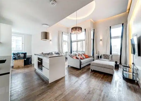 WELL-PRESENTED THREE BEDROOM APARTMENT