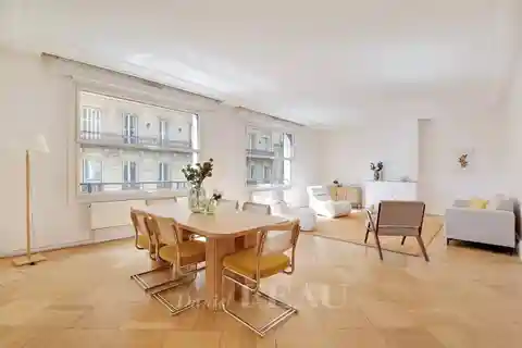 Spacious Paris Flat in Prestigious Golden Triangle