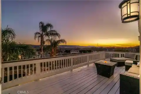 Luxury and Comfort on an Expansive Lot