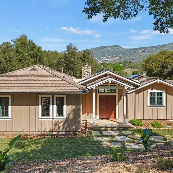 BEAUTIFUL 2.25-ACRE RANCHETTE